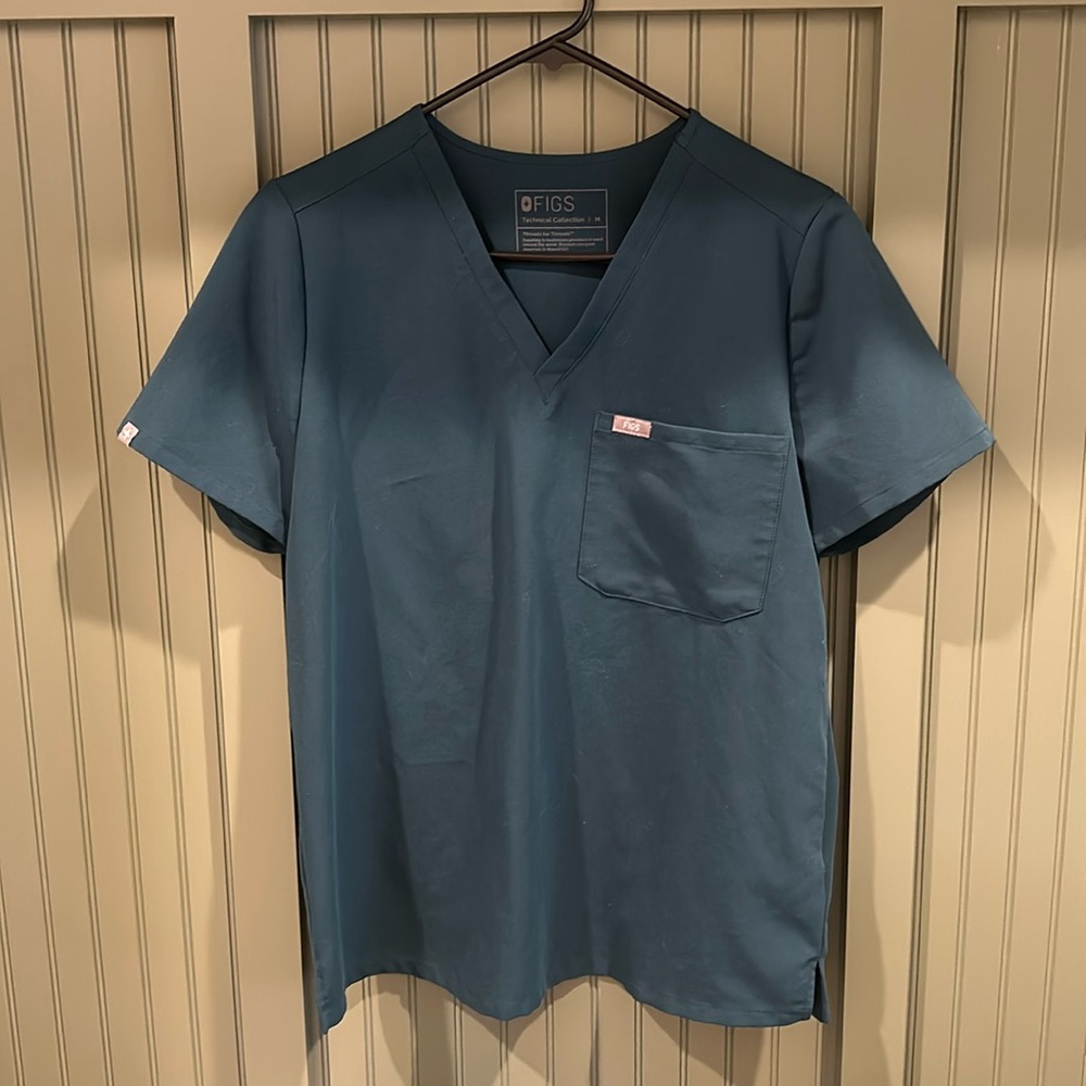 Figs scrub top! Medium. Only worn a few times!